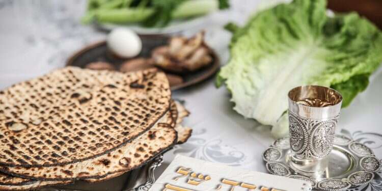 שולחן הסדר. צילום: שאטרסטוק רבנים חוזרים בהם מההיתר לשימוש ב"זום" בחג