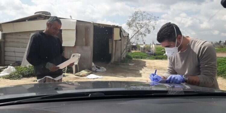 עובדי הרשות להסדרת התיישבות הבדואים בנגב מחלקים חומרי הסברה בפזורה. צילום: הרשות לפיתוח והתיישבות הבדואים בנגב הבידוד אינו האתגר היחיד של הבדואים במשבר הקורונה