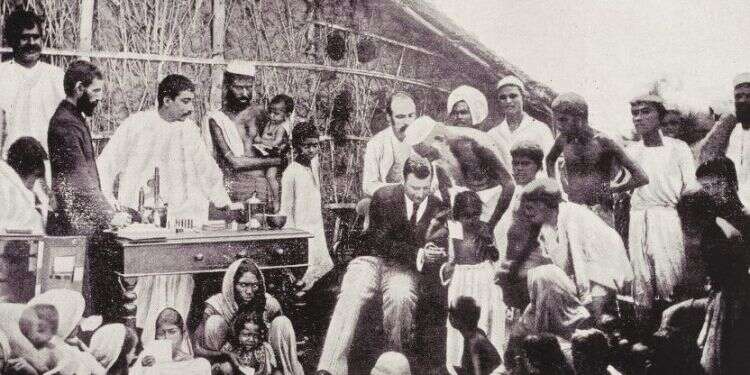 היחיד שפיתח חיסון לשתי מגפות. חבקין (במרכז) מחסן ילדה בהודו. צילום: האוסף הלאומי לתצלומים ע המדען שבלם בגופו מגפה קטלנית, ואז עוד אחת