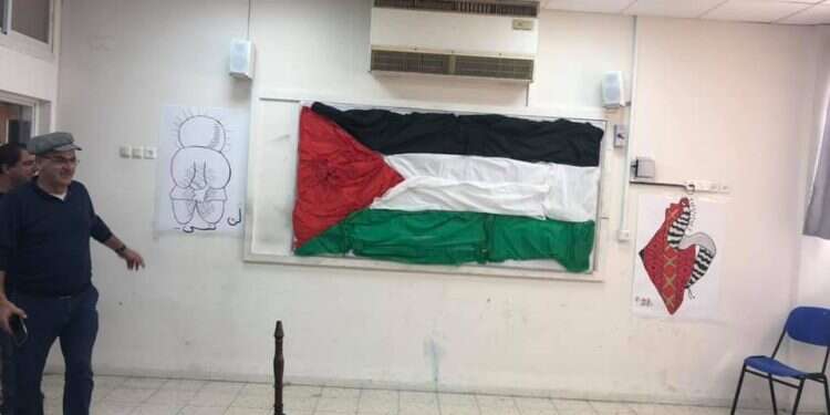 דגל פלסטיני באחת הכיתות בתיכון שפרעם בתיכון שפרעם נתלו ציורים המציגים את "פלסטין השלמה"