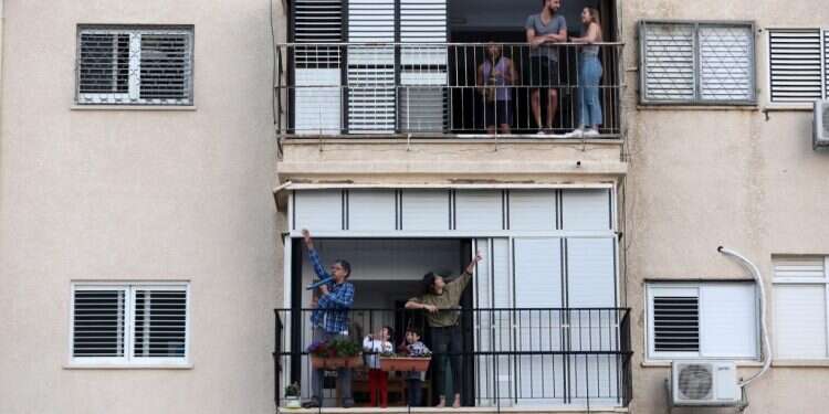שירה במרפסות בתל אביב בסגר הקודם. צילום: EPA תקיעת המרפסות: מיזם תקיעת שופר המונית באותה שעה