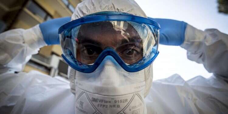 ציוד מגן. צילום: EPA דע את האויב: מילון הקורונה, סיכום ביניים