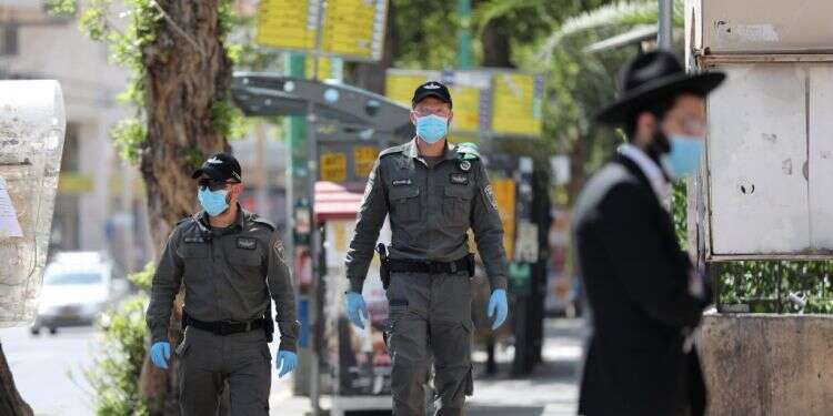 בני ברק בתחילת אפריל. צילום: EPA ההתמקדות בחרדים עלולה להוביל לשאננות מול המגפה