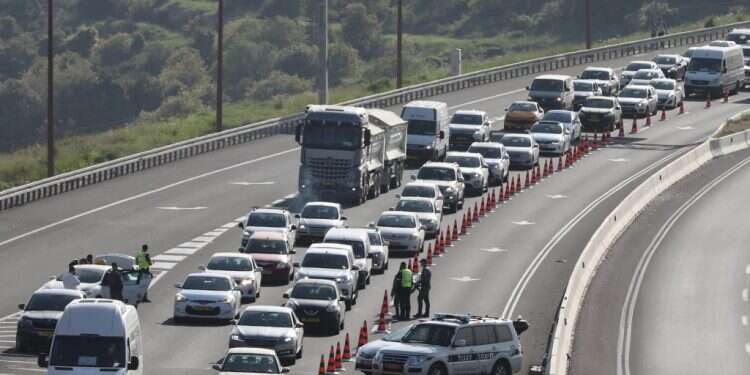 מחסום משטרתי בסמוך לירושלים. צילום: EPA תכנית בנט לחזרה לשגרה: פתיחת מרבית מהעסקים בישראל
