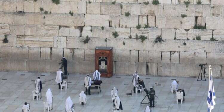 תפילת חג בכותל בימי קורונה. צילום: EPA שיר השבוע: חוֹנִים עַל הַיָּם