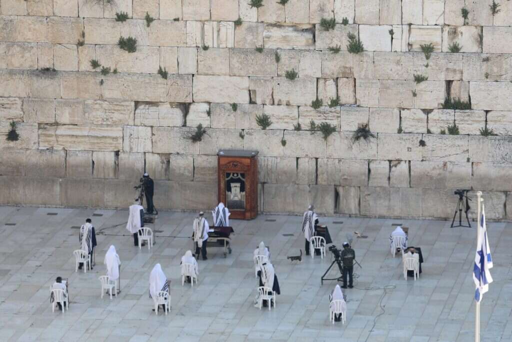 תפילת חג בכותל בימי קורונה. צילום: EPA