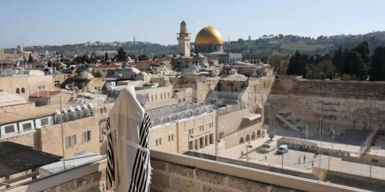 מתפלל ברובע היהודי בחול המועד פסח. צילום: EPA מעם של עבדים לעם של תלמידי חכמים