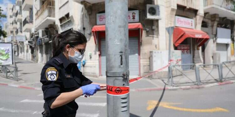 מחסום משטרתי בירושלים. צילום: EPA לצלוח את הקורונה: טיפים קצרים למשקי הבית