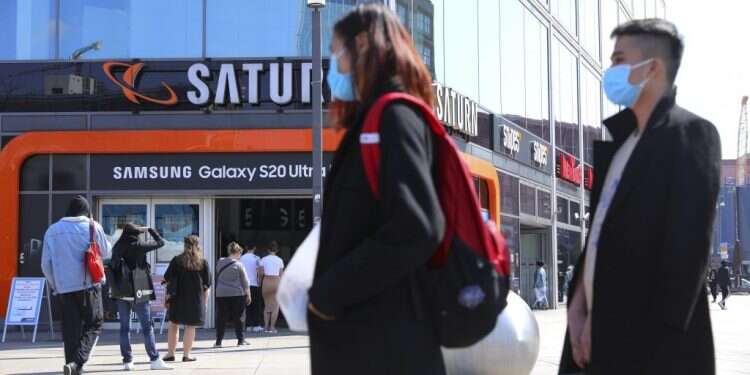 תורים בכניסה לחנות בכיכר אלכסנדרפלאץ בברלין. צילום: EPA בגרמניה מאשימים: מחיר מחדליה של סין – 149 מיליארד אירו