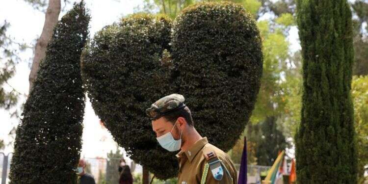 הר הרצל, ביום ראשון. צילום: EPA עם הצלקות שבנפשנו: זוהי שעתה היפה של הרעות