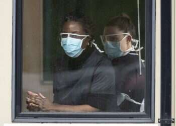 לכתוב שירה על התפר שבין החיים למוות