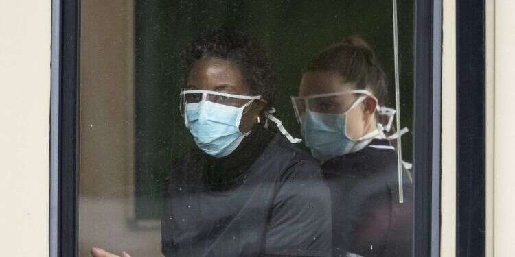 לכתוב שירה על התפר שבין החיים למוות