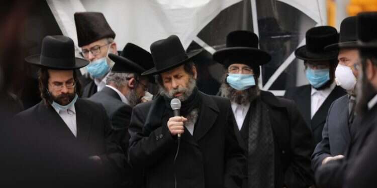 לוויה בברוקלין, אפריל 2020. צילום: AFP יהדות ניו יורק מדממת, והערבות הישראלית איננה