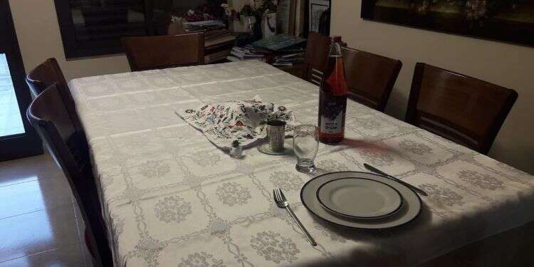 שולחן השבת המצומצם של מרים פרץ, כפי שצילמה ושיתפה ברשתות. צילום: מרים פרץ