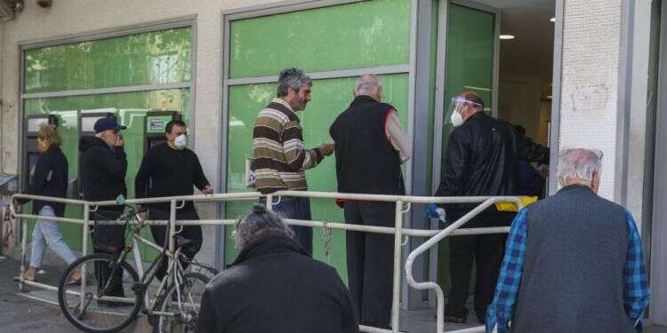 תור בכניסה לסניף בנק בתל-אביב. צילום: יהושע יוסף הריביות עולות והלווים נוהרים ליטול את המשכנתא