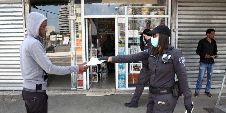 חלוקת דפי הסברה בעניין הקורונה בדרום תל־אביב. למצולמים אין קשר לכתבה. צילום: גדעון מרקוביץ' מהות ריסון הביקורת השיפוטית החוקתית