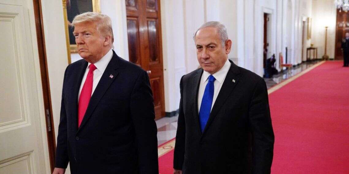 נתניהו וטראמפ בדרכם להכרזת עסקת המאה בחדר המזרחי בבית הלבן. צילום: AFP צילום: AFP