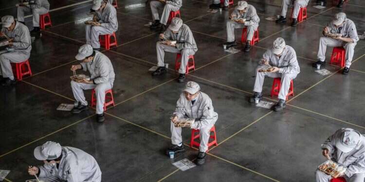 עובדים בהפסקת צהריים במרכז חוביי, מארס 2020. צילום: AFP מאבק במגפה ובתודעה: הקורונה חידדה את העימות הפנימי בסין