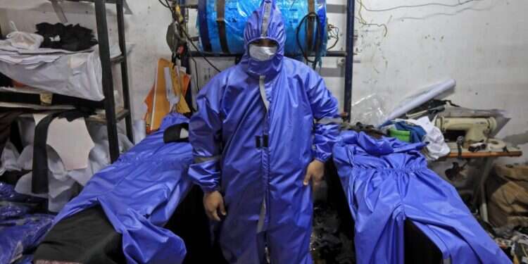 ייצור ציוד מיגון נגד נגיף קורונה ברצועת עזה. צילום: AFP גורם ביטחוני: כמות החולים הפלסטינים גבוהה מהמדווח