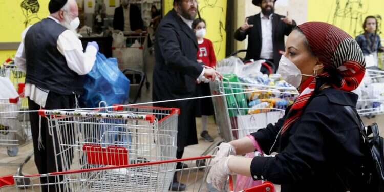 סופר בבני ברק, למצולמים אין קשר לכתבה. צילום:AFP. עדות רופאה בבני ברק: מתפתחת בעיר קטסטרופה