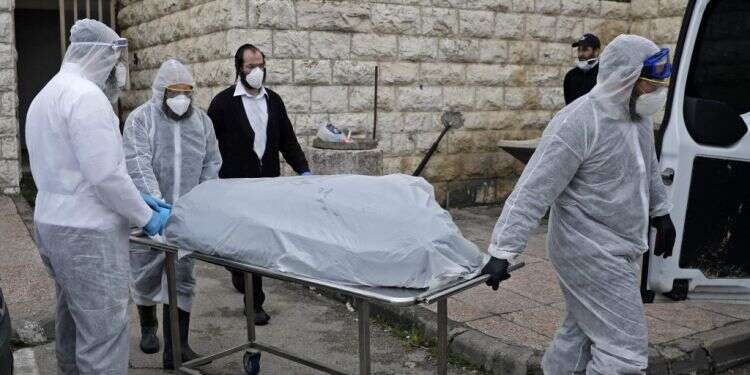 לווית חולה קורונה בירושלים. למצולמים אין קשר לנאמר בכתבה. צילום: AFP כ-400 נספים יהודים: רבני אירופה שוקלים לאסור ברית מילה וטבילה