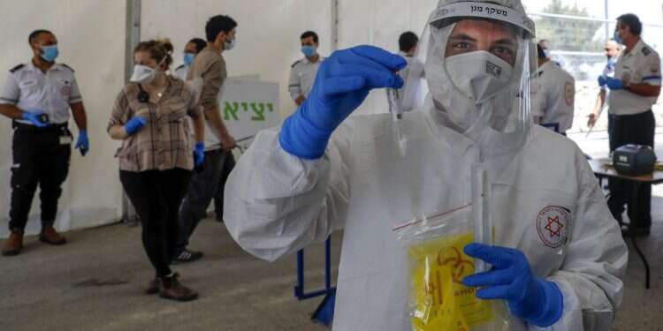 עמדת בדיקת קורונה בירושלים. צילום: AFP "משרד הבריאות לא בודק": קורונה אובחנה בבית אבות נוסף