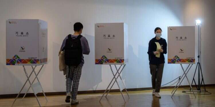 ההצבעות בבחירות בקוריאה. צילום: AFP מודל דרום קוריאה: בחירות בעיצומה של קורונה