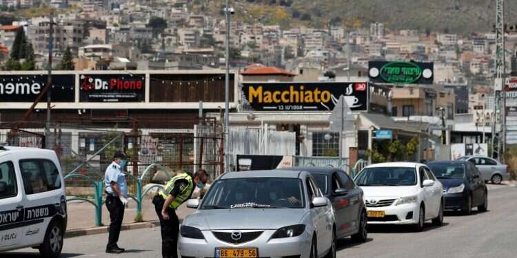 עמדת בידוק משטרתית בדיר אל-אסד. צילום: AFP הקורונה מייצרת הזדמנות לאומית מול המגזר הערבי