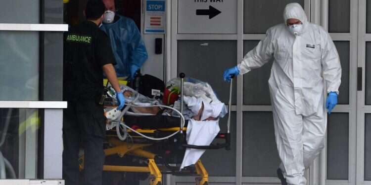 פינוי חולה קורונה בליברפול. צילום: AFP בריטניה: למעלה מ-250 נפטרים בקהילה היהודית