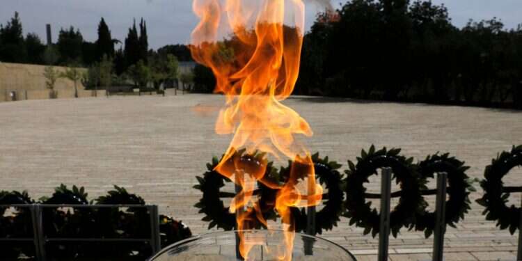 המשואה לזכר הנספים ברחבת יד ושם. צילום: AFP מוצאי יום השואה: ארבע הערות על זיכרון