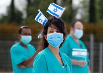 הצוות הרפואי של בית חולים שיבא חוגג את יום העצמאות. ארכיון. צילום: AFP שיר השבוע: לִקְרַאת עוֹלָם בֵּיתִי