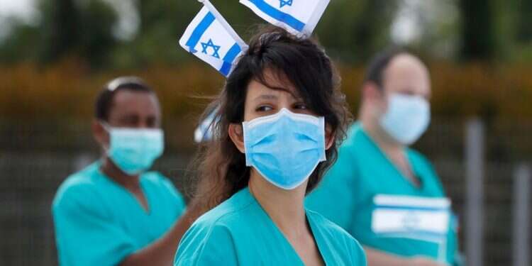 הצוות הרפואי של בית חולים שיבא חוגג את יום העצמאות. ארכיון. צילום: AFP שיר השבוע: לִקְרַאת עוֹלָם בֵּיתִי