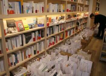 רוב חנויות הספרים הפרטיות החלו למכור ספרים בטלפון או באינטרנט. בעלת חנות ספרים בצרפת אורזת משלוחי ספרים ללקוחות.