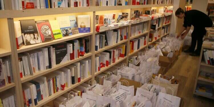 צילום: AP רוב חנויות הספרים הפרטיות החלו למכור ספרים בטלפון או באינטרנט. בעלת חנות ספרים בצרפת אורזת משלוחי ספרים ללקוחות.