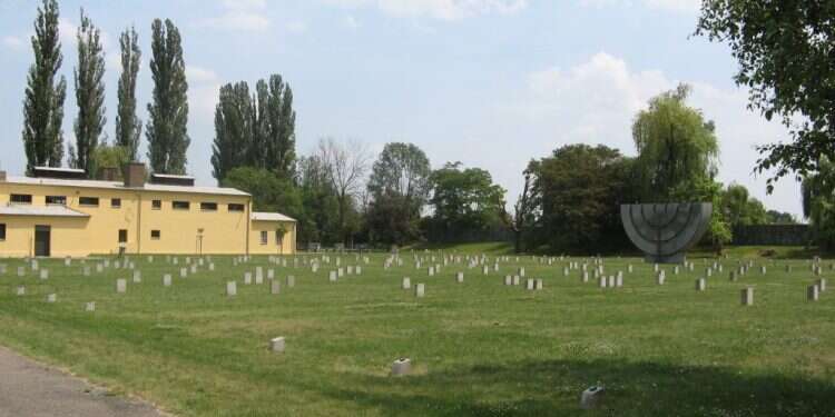 בית הקברות והקרמטוריום בטרזיינשטט. צילום: יעקב, מתוך ויקיפדיה שקר, סיוט ותקווה: סיפורו של מחנה טרזיינשטט