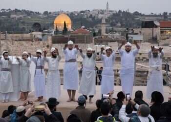 התומכים והמתנגדים להקרבת הפסח בהר הבית