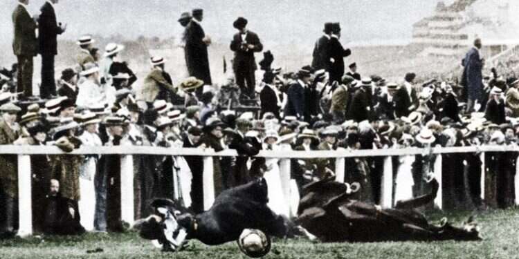 רגעי התאונה של אמילי דיוויסון במרוץ הסוסים. צילום: גטי אימג'ס צילום: גטי אימג'ס