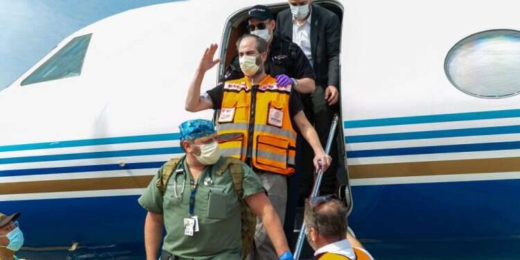 בדרך לפסח שני. ביר יורד מהמטוס בשובו ארצה, בשבוע שעבר. צילום: שירה הרשקופ נולד מחדש: אלי ביר חוזר כדי להציל אחרים