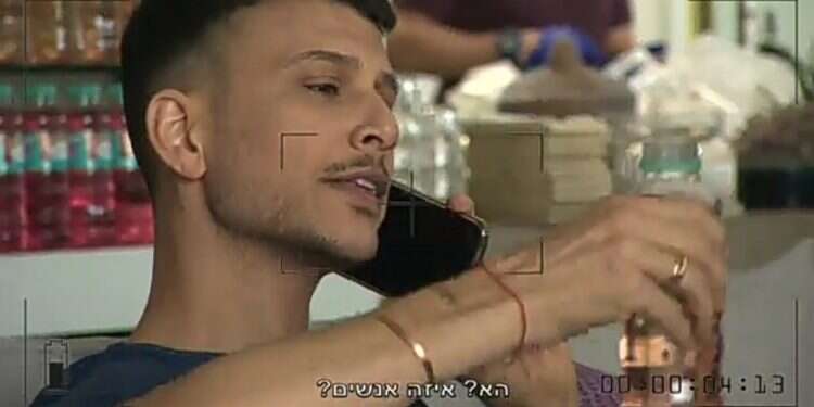 אסי עזר, מתוך התוכנית של גיא פינס. היי גיא, הנח לנו