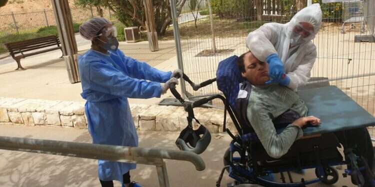 נערים בסיכון עוברים בדיקות ל-COVID-19. צילום: עלה נגב "מצבם של הסיעודיים חולי קורונה קטסטרופה"