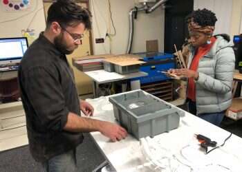 הישיבה האמריקנית שמייצרת אלפי מסכות עבור צוותים רפואיים