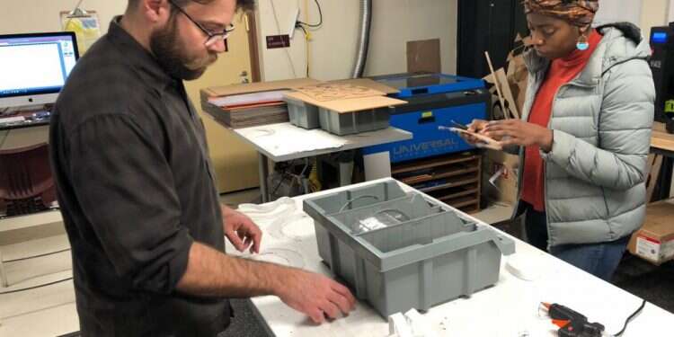 ייצור המסכות בישיבה. צילום: באדיבות ישיבת קהלת בפילדלפיה הישיבה האמריקנית שמייצרת אלפי מסכות עבור צוותים רפואיים