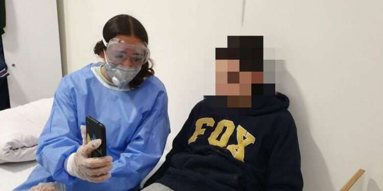 חניכת מכינת גליל עליון מתנדבת בעלה גדרה חניכי המכינות מתגייסים לסייע ומבקשים: תנו להתנדב עוד