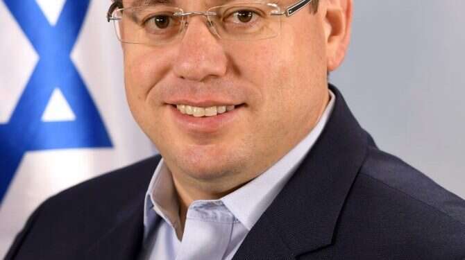 ראובן פינסקי, מנכ יקוצץ שכרם של המתנדבים בשירות הלאומי שפעילותם הופסקה