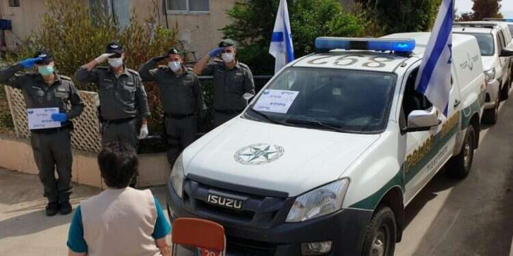 אנשי כוחות הביטחון מצדיעים לניצולת שואה בצפירה. צילום: שיטור קהילתי עמק הירדן אלפי אנשי משטרה וצבא הצדיעו לניצולי שואה בצפירה