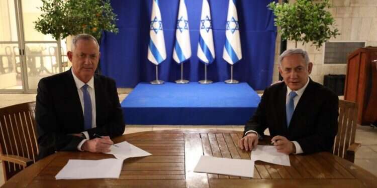 נתניהו וגנץ חותמים על ההסכם הקואליציוני ב-2020