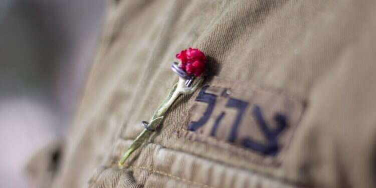 סיכת דם המכבים. צילום: יונתן פנישל דם המכבים: המדבקות הידועות מקבלות חיים