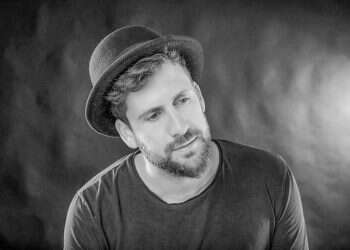 צפו: המוזיקאי יאיר לוי שר ומספר על השירות בשייטת והחברים שאיבד