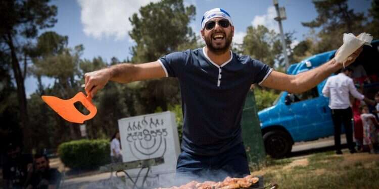 יום העצמאות. ישראלים עושים על האש בגן סאקר, ירושלים. צילום: יונתן זינדל / פלאש 90  הצטרפו לחגיגת עצמאות עם משה להב וישי לפידות