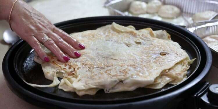 מכינים מופלטות באירוע המימונה 2018, אצל משפחת סוויסה ב גן יבנה. צילום: גדעון מרקוביץ' מתי חוגגים מימונה ומה מקור המנהג? זמני חג הפסח 2024 ה'תשפד